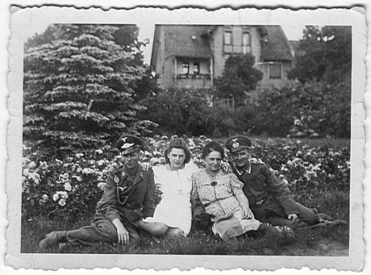 Ruth,Lisbeth,Hans im Garten.jpg