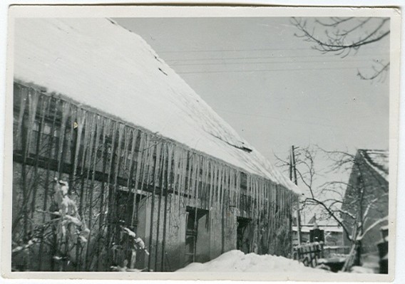 Elternhaus mit Eiszapfen.jpg