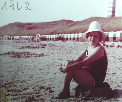 Am Strand in Holland 1962.jpg