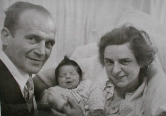 juliana mit mama und papa 1954.jpg