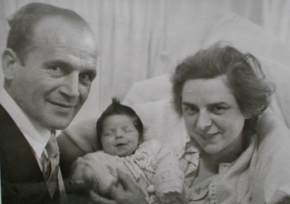 Kopie von Kopie von juliana mit mama und papa 1954.jpg