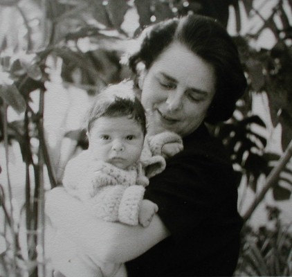 Mama mit Baby Manfred auf dem Arm Blick voraus.jpg