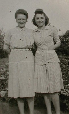 mama und oma inm bettwäschekleid.jpg